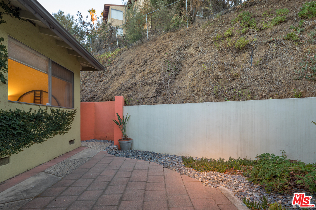 941 Cavanagh Road Glendale, CA 91207 - Photo 18 of 19