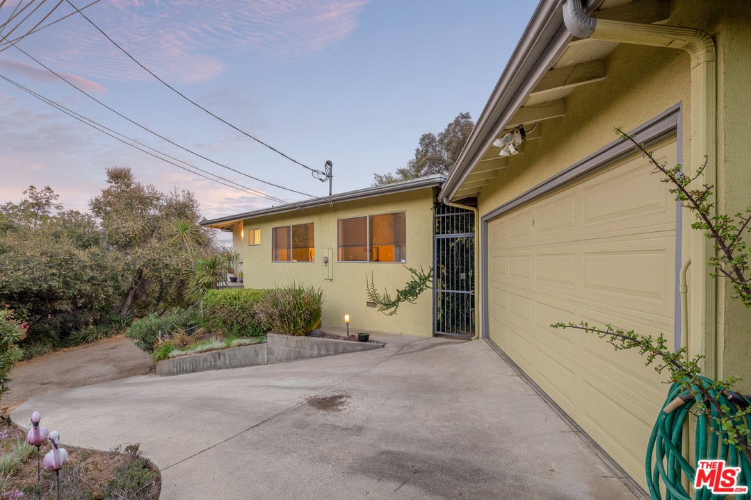 941 Cavanagh Road Glendale, CA 91207 - Photo 3 of 19