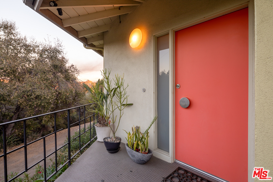 941 Cavanagh Road Glendale, CA 91207 - Photo 4 of 19