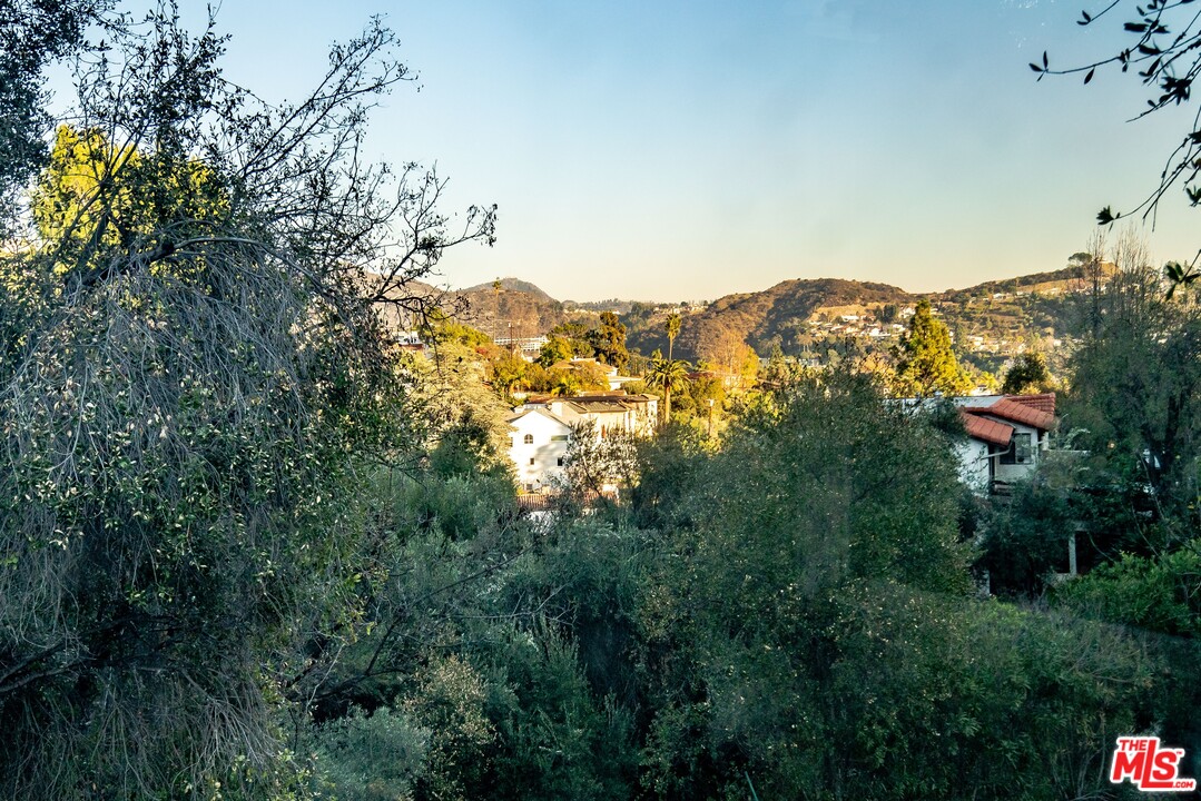 941 Cavanagh Road Glendale, CA 91207 - Photo 5 of 19