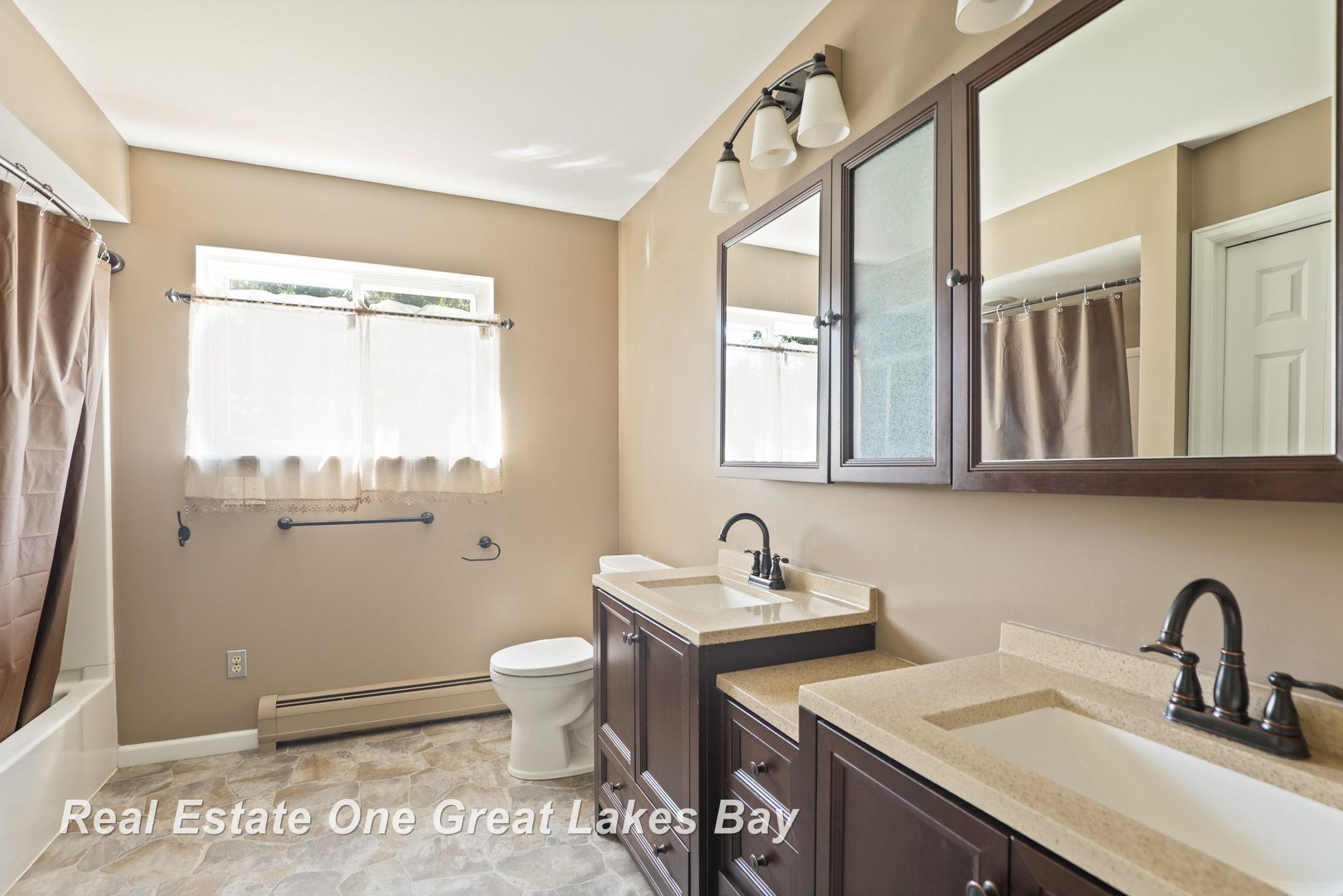 8036 Ohern Road Saginaw, MI 48609 - Photo 22 of 48 2ND FLOOR BATH