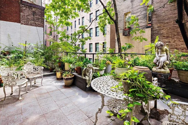 a black and white photo of a living room
