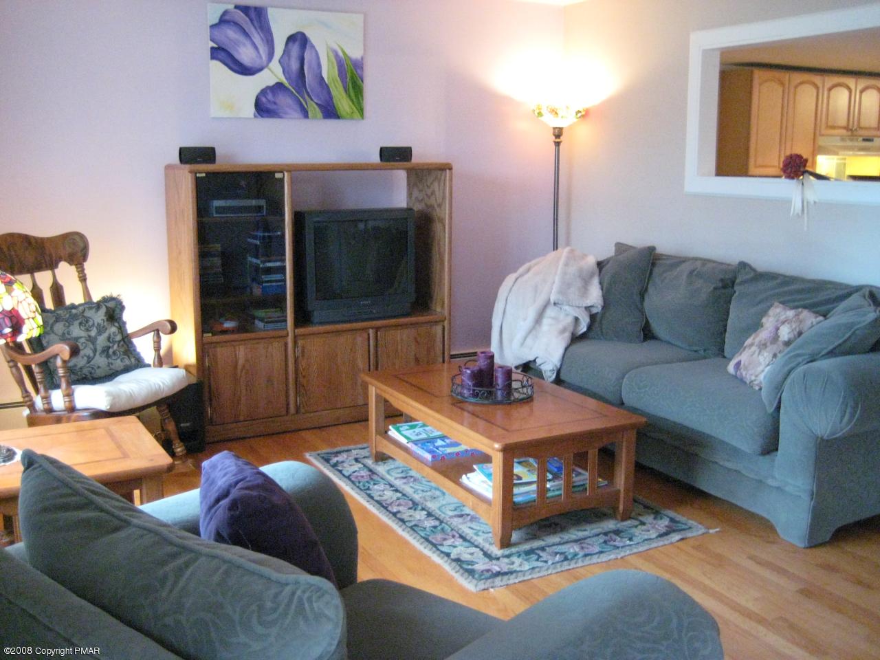 427 Quentin Road Stroudsburg, PA 18360 - Photo 8 of 21 Living Room