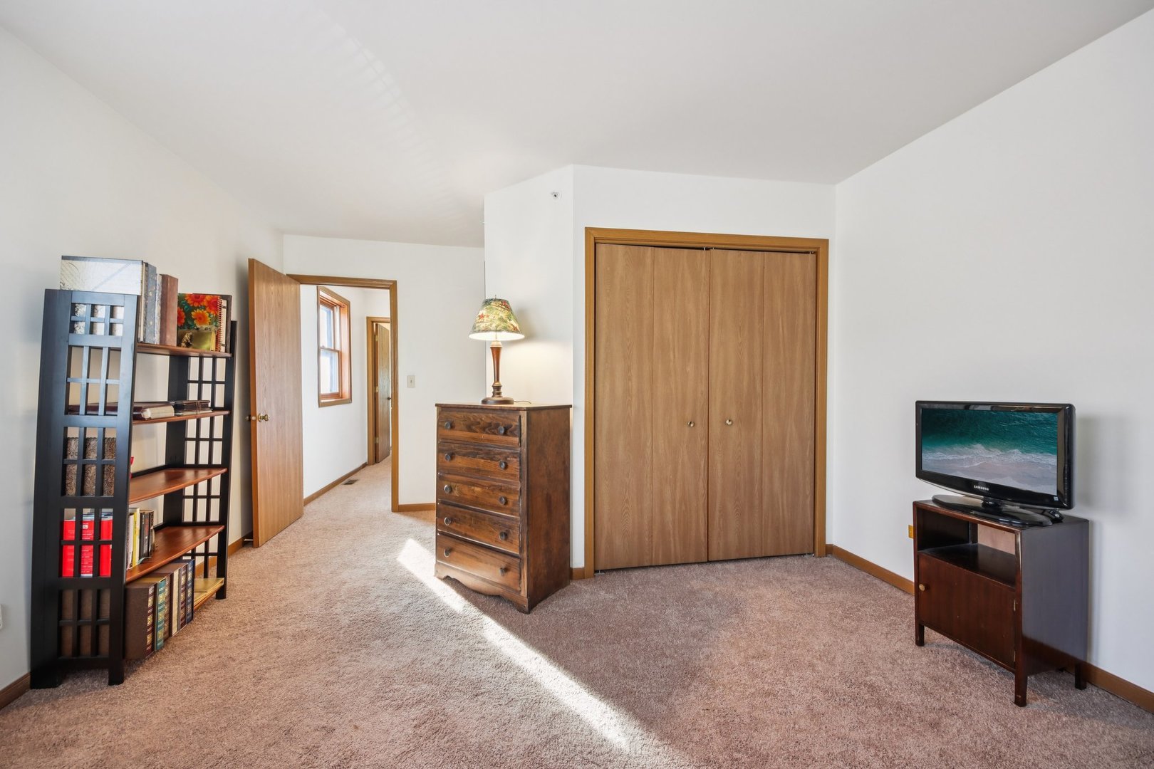 37 Terrace Lane, Unit F Lake Zurich, IL 60047 - Photo 21 of 40 a living room with furniture and a flat screen tv