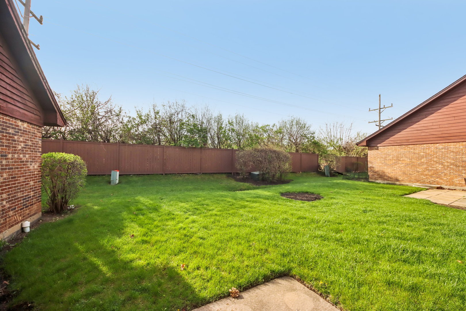 37 Terrace Lane, Unit F Lake Zurich, IL 60047 - Photo 32 of 40 a backyard of a house with lots of green space