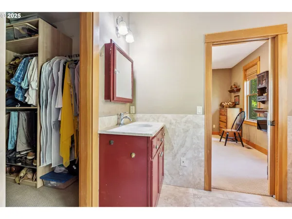 a en suite bathroom with a sink vanity and a mirror
