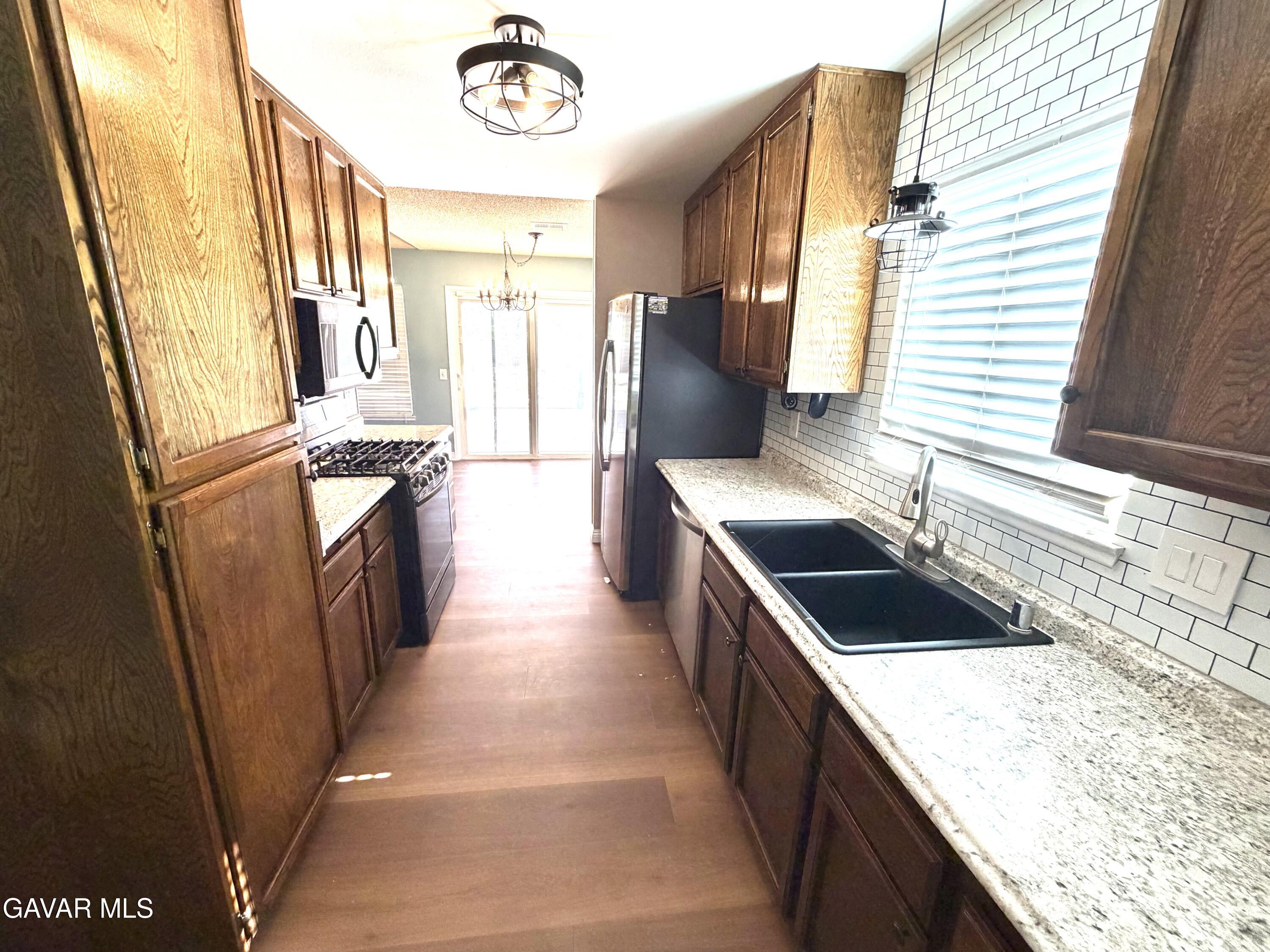 39254 Willowvale Road Palmdale, CA 93551 - Photo 15 of 40 Kitchen