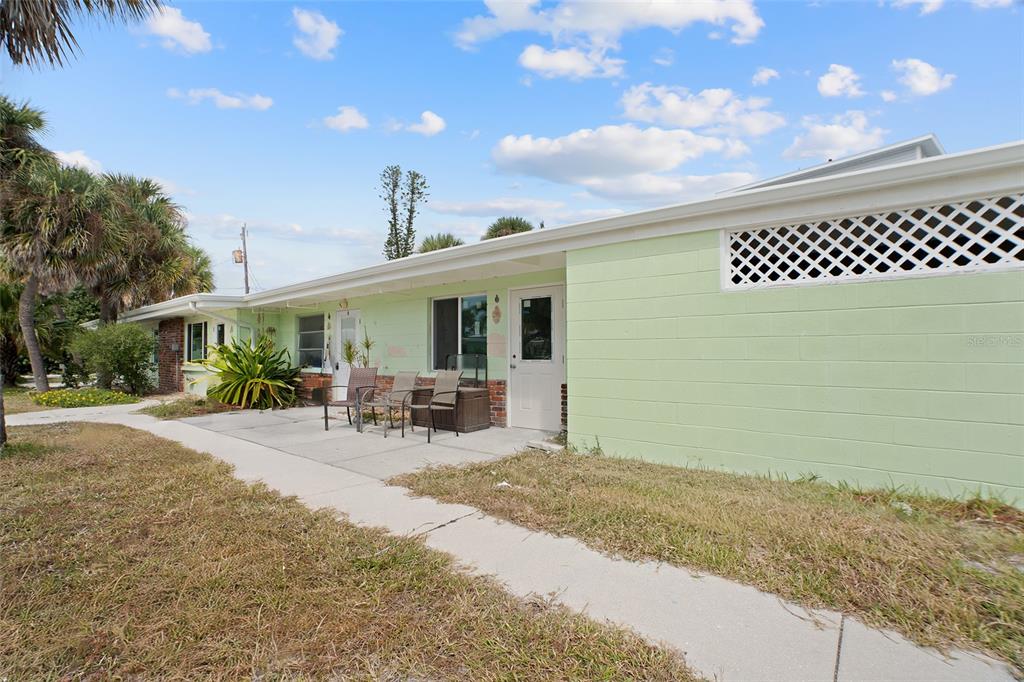 1385 Gulf Boulevard, Unit 10 Englewood, FL 34223 - Photo 5 of 36 a view of a patio with a table and chairs