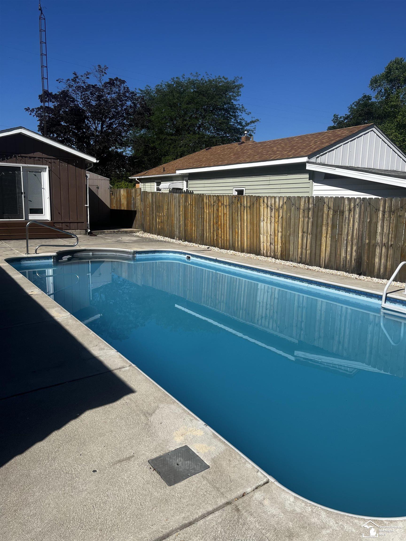 5864 Edgewood Boulevard Monroe, MI 48161 - Photo 22 of 25 50209778-0a600ef1-e67e-4e19-8e1c-8d1b430b70c0.JPG