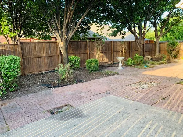 a view of a backyard