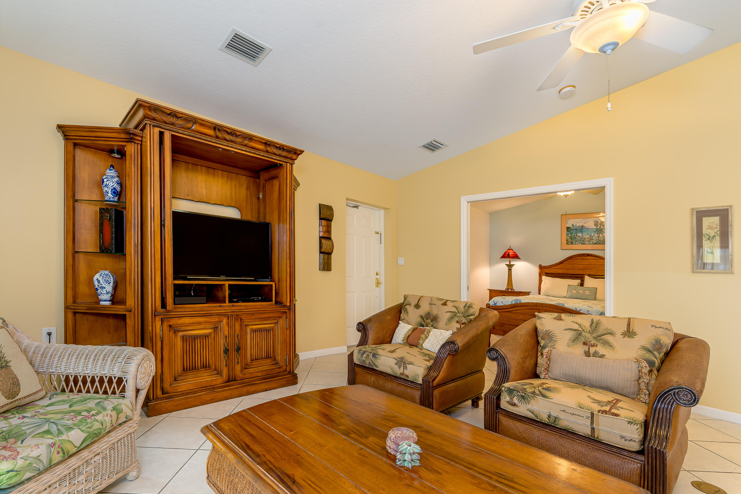 260 Sadowski Causeway Key Colony Beach, FL 33051 - Photo 4 of 50 Living Area