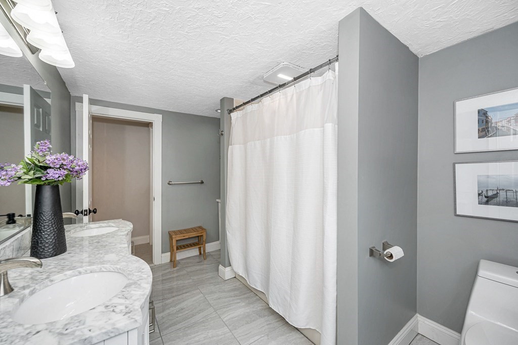 21 Sherwood Road Wilmington, MA 01887 - Photo 25 of 42 a living room with furniture and a potted plant