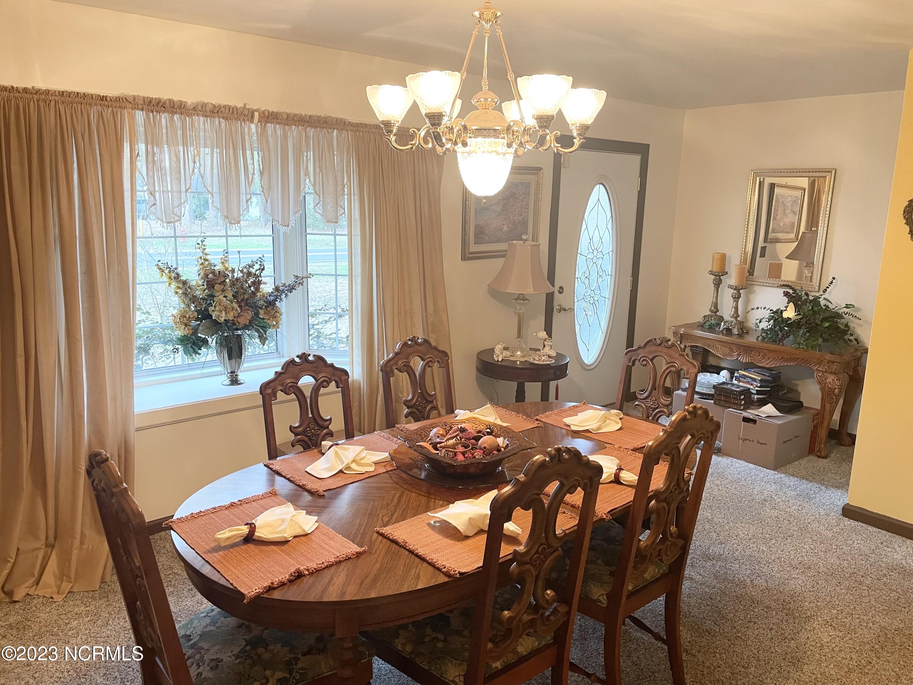 4115 Country Club Road Morehead City, NC 28557 - Photo 4 of 25 Entry/Dining