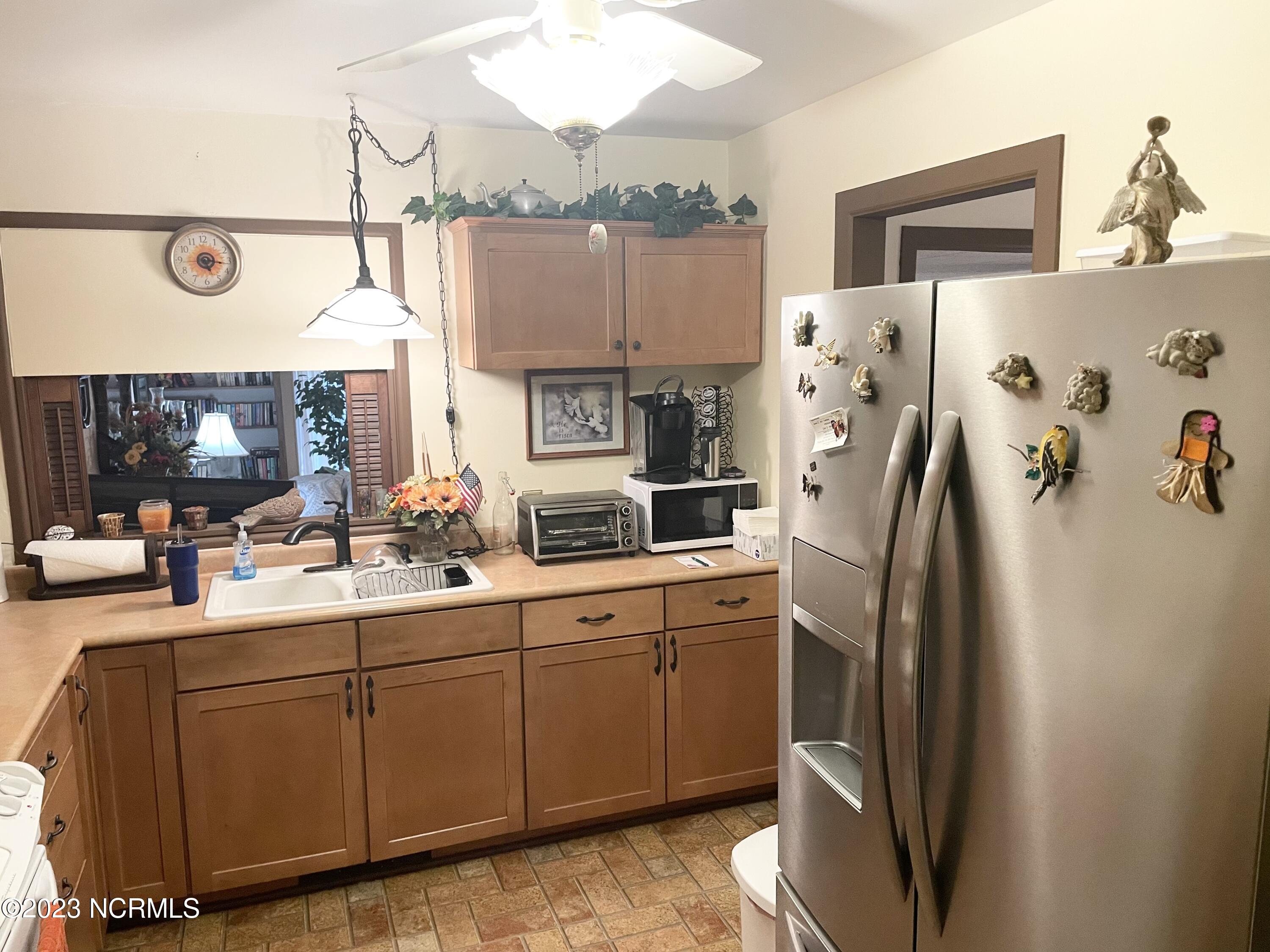 4115 Country Club Road Morehead City, NC 28557 - Photo 7 of 25 Kitchen