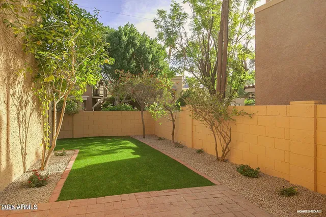 $1,820 | 10420 North 11th Place, Unit 2, Phoenix, AZ 85020