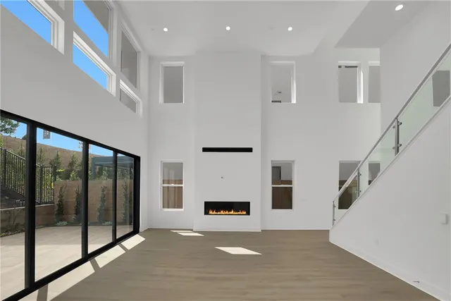 a view of entryway with livingroom