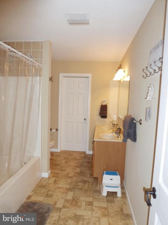 600 Chatham Way Lititz, PA 17543 - Photo 18 of 26 a bathroom with a sink a toilet a mirror and shower