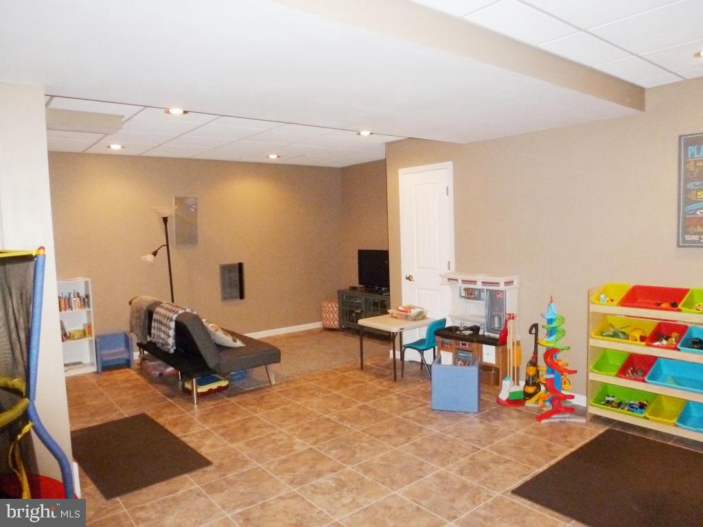 600 Chatham Way Lititz, PA 17543 - Photo 19 of 26 a living room filled with a furniture