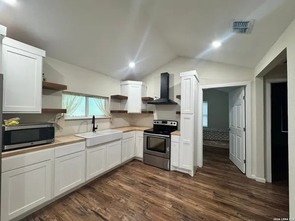 $1,800 | 323 East Thompson, San Antonio, TX 78225