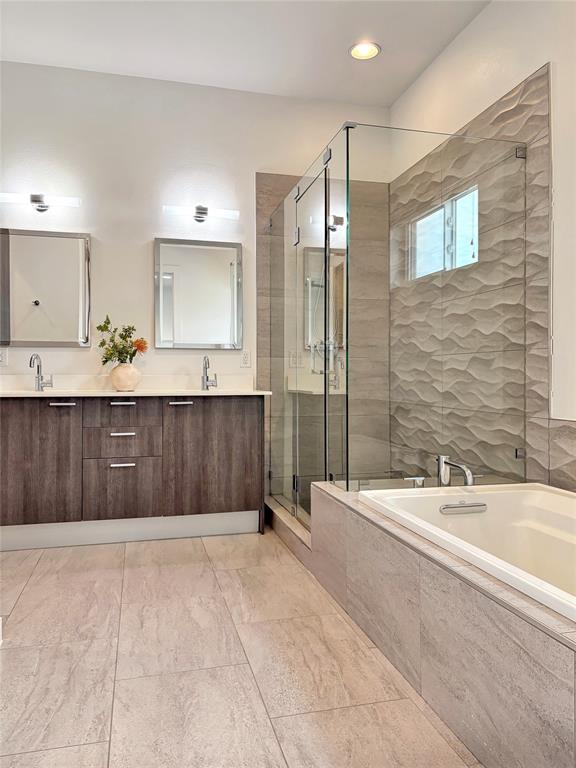 4934 Zuma Court Dallas, TX 75206 - Photo 11 of 22 a bathroom with a tub a sink and mirror