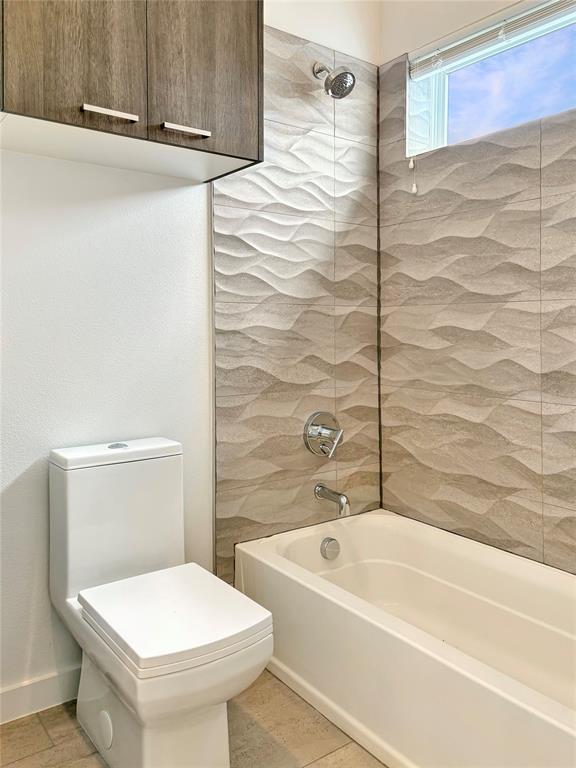 4934 Zuma Court Dallas, TX 75206 - Photo 14 of 22 a bathroom with a toilet a sink and bathtub