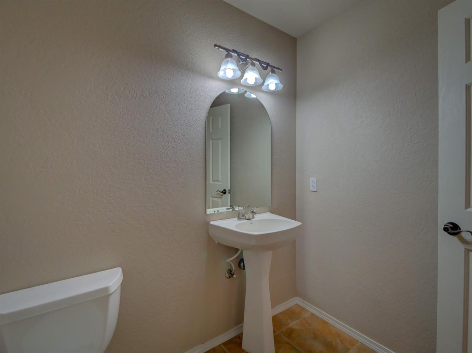 1535 Ridge Way Medford, OR 97504 - Photo 9 of 23 Half bath.