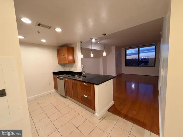 $1,950 | 2451 Midtown Avenue, Unit 1615PENTHOUSE, Alexandria, VA 22303