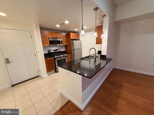 $1,950 | 2451 Midtown Avenue, Unit 1615PENTHOUSE, Alexandria, VA 22303