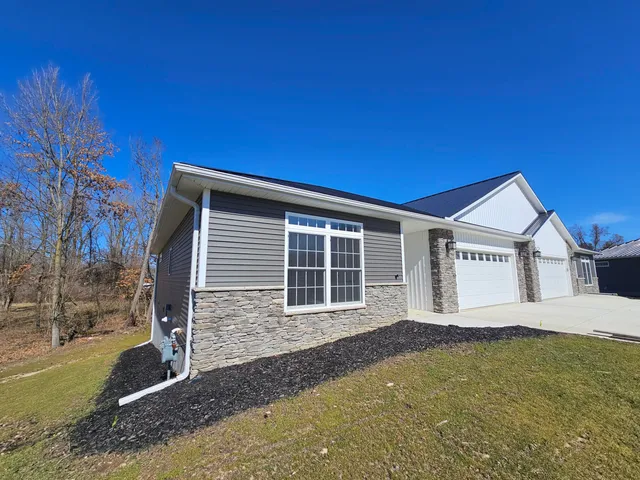 $419,900 | 233 Auseon Court, Hillsdale, MI 49242