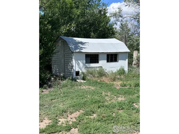 a view of a back yard