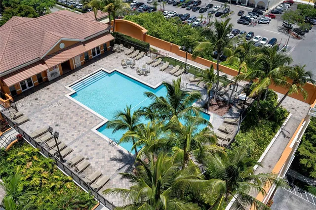 a view of a yard with plants