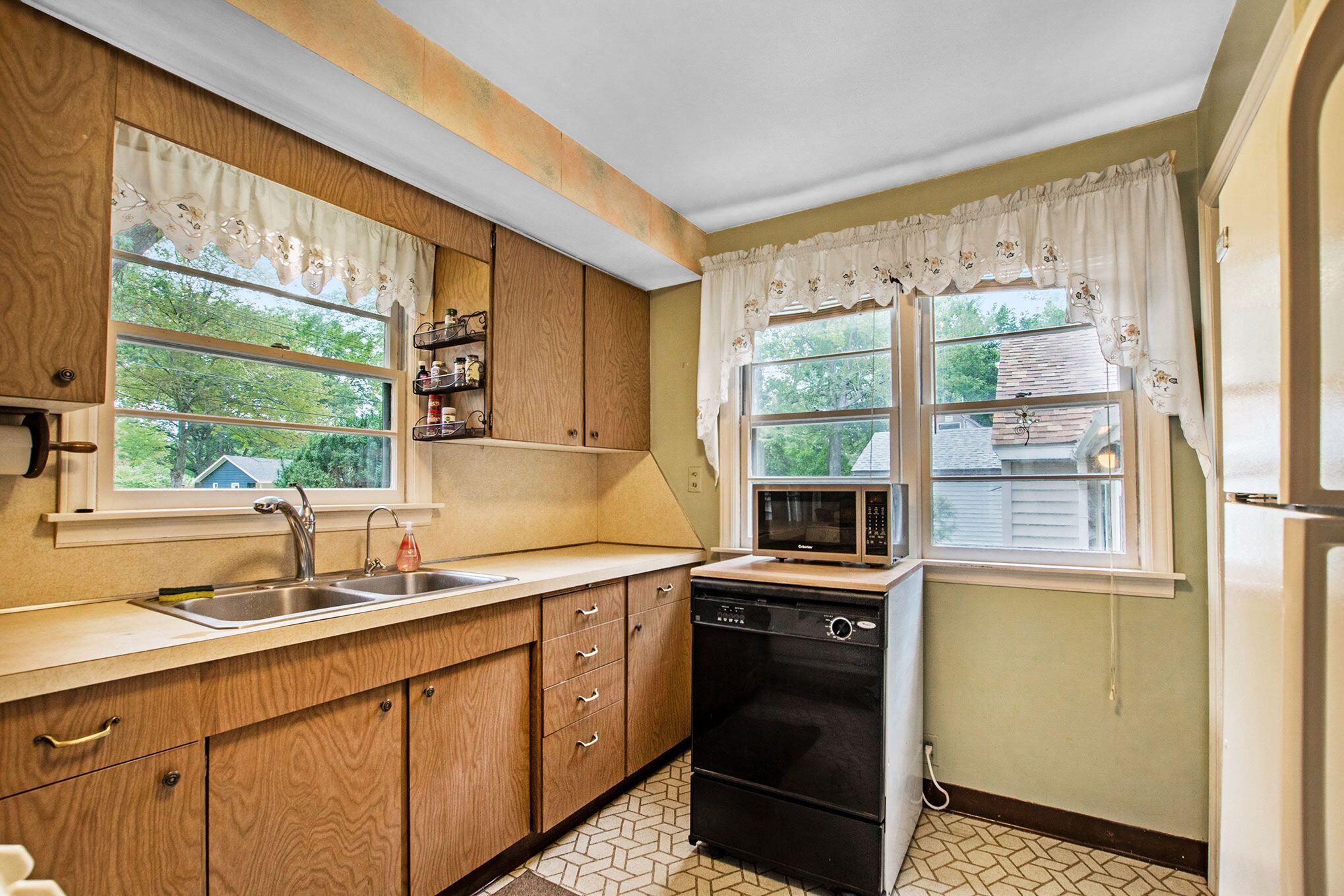 1091 Vick Road Norton Shores, MI 49441 - Photo 13 of 21 Vick 7