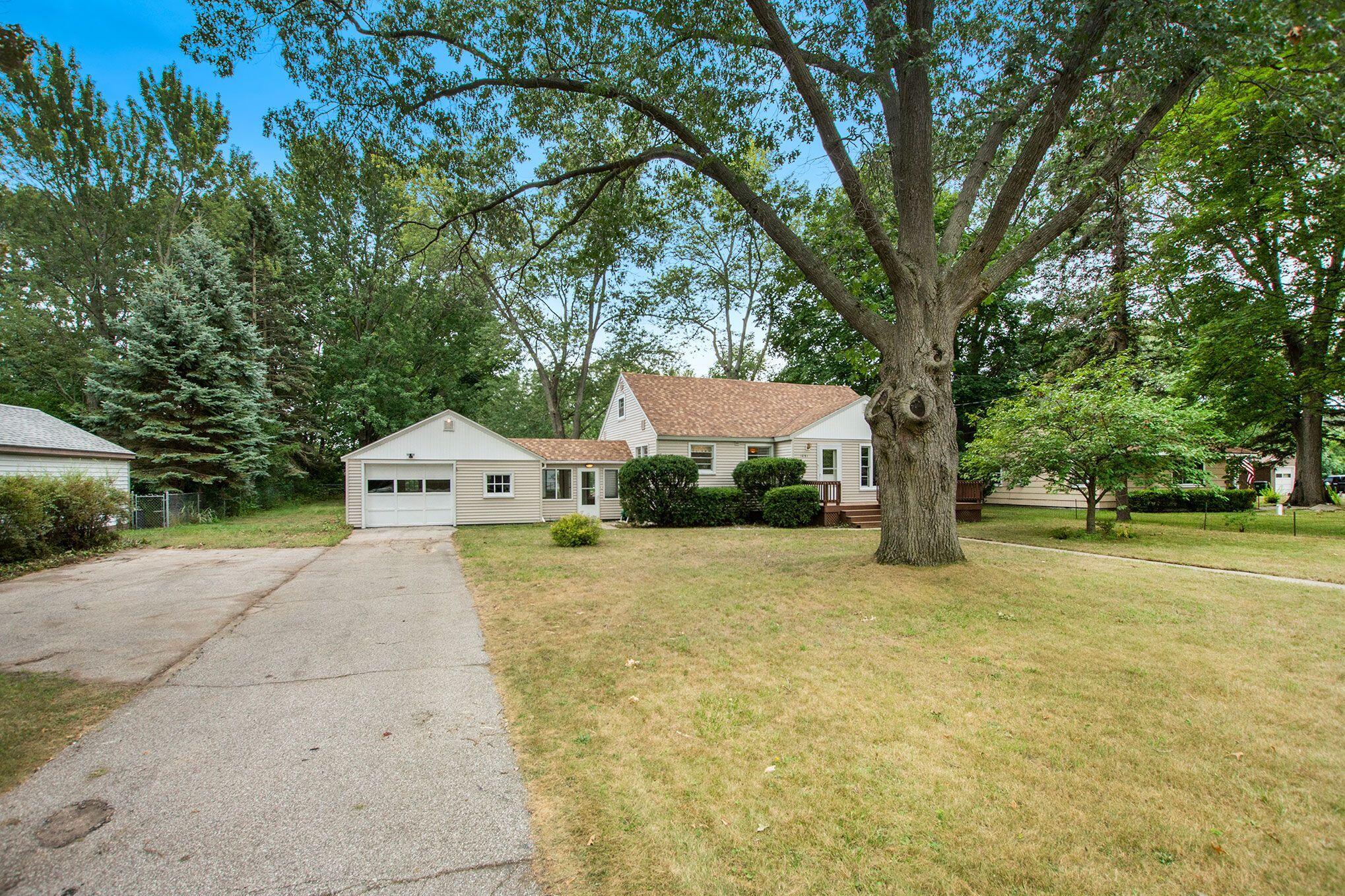 1091 Vick Road Norton Shores, MI 49441 - Photo 2 of 21 kw8ueUZg