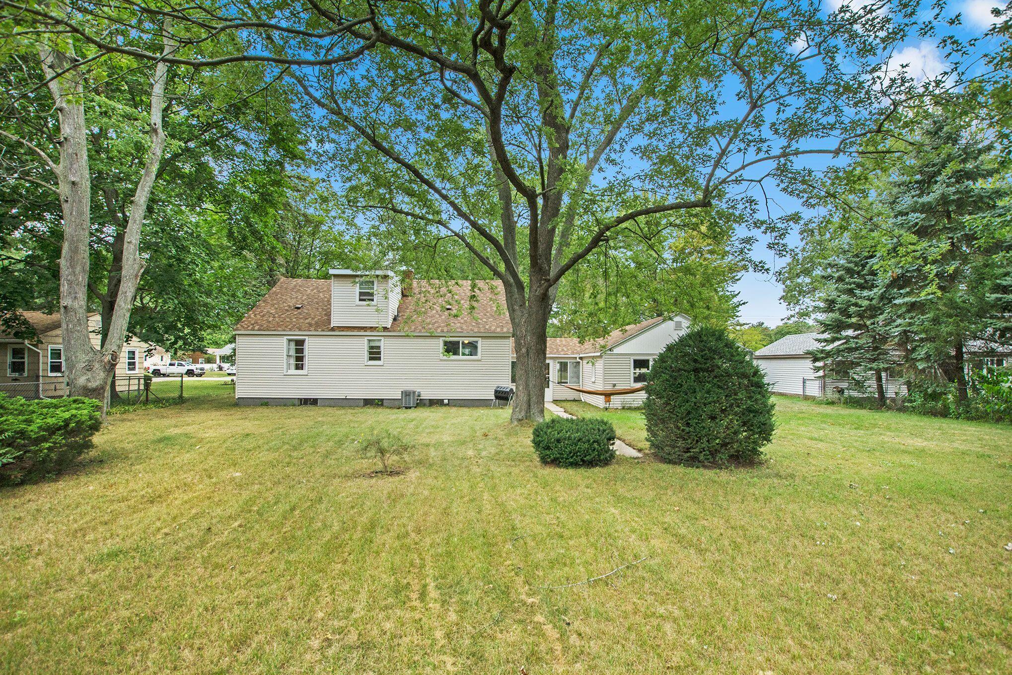 1091 Vick Road Norton Shores, MI 49441 - Photo 4 of 21 Vick 18