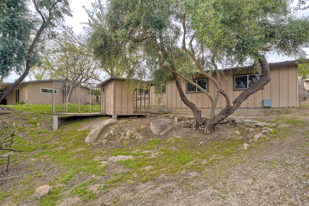 28591 Lilac Road Valley Center, CA 92082 - Photo 3 of 22