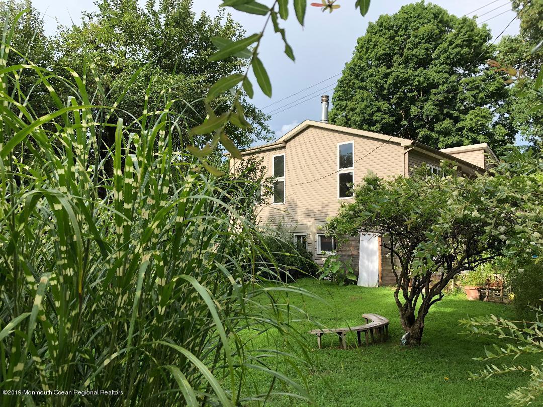 35 Pine Drive Roosevelt, NJ 08555 - Photo 22 of 32 35 Pine Drive Side Yard w bench