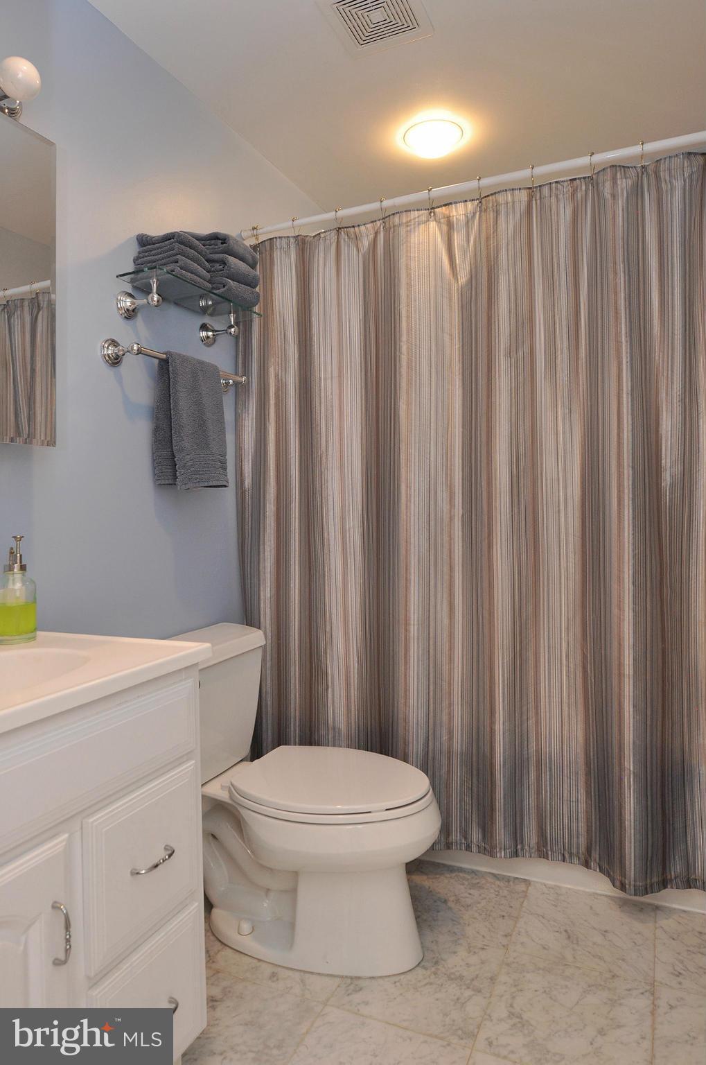 1423 R Street Northwest, Unit 403 Washington, DC 20009 - Photo 20 of 28 Bath