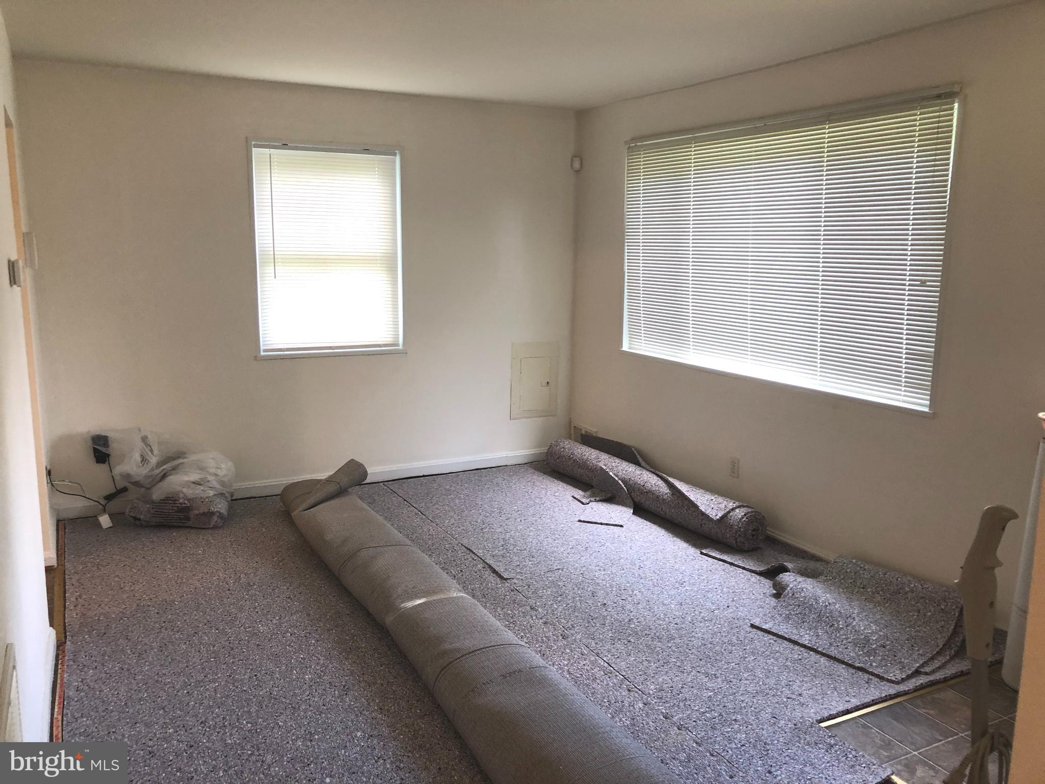 LIVING RM W/NEW CARPET
