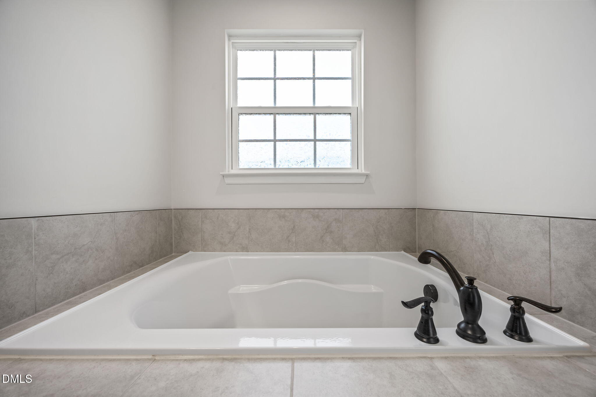 325 Amber Acorn Avenue Raleigh, NC 27603 - Photo 25 of 46 Soaking Tub