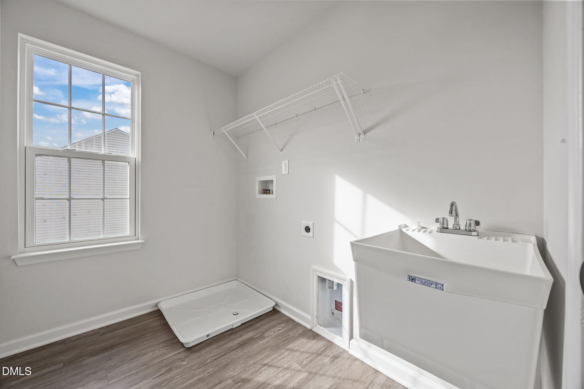 325 Amber Acorn Avenue Raleigh, NC 27603 - Photo 30 of 46 Laundry Room with Utility Sink