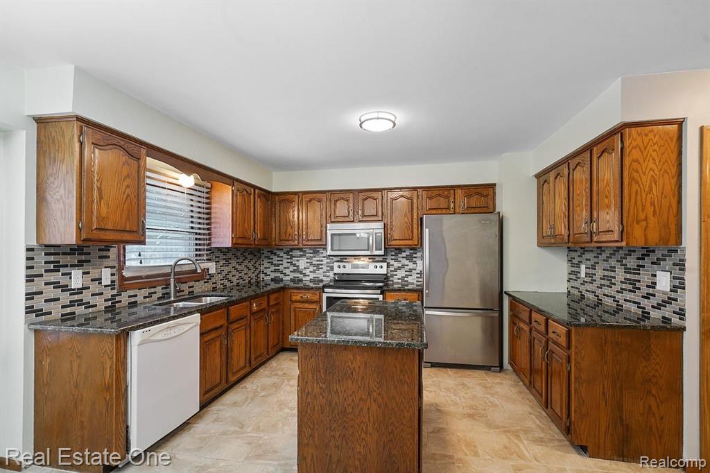 887 Woodridge Court Rochester, MI 48307 - Photo 26 of 39