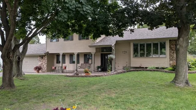 $599,777 | 1840 Twin Cir Drive, Mendota Heights, MN 55118