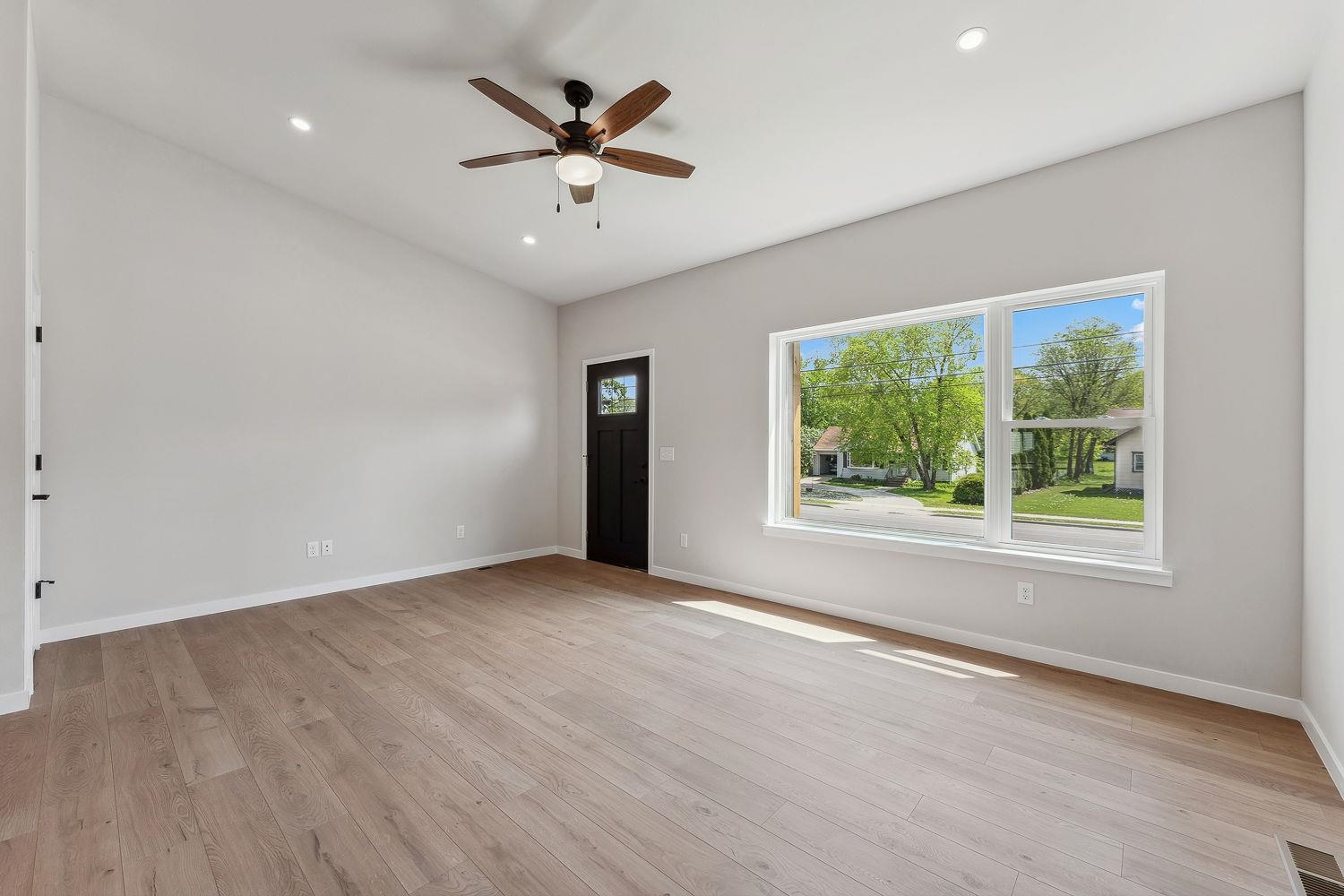 206 South Dewey Reedsburg, WI 53959 - Photo 6 of 31