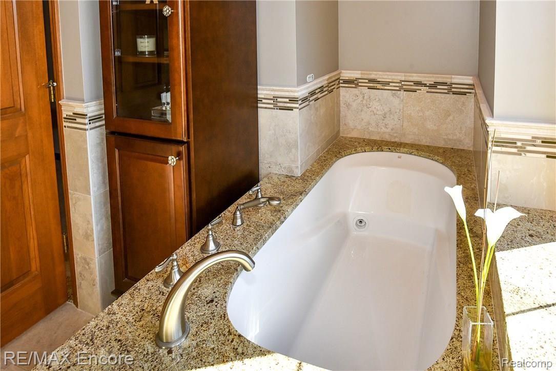1284 Pebble Pointe Drive Rochester, MI 48307 - Photo 43 of 85 Garden tub with Whirlpool wave pool