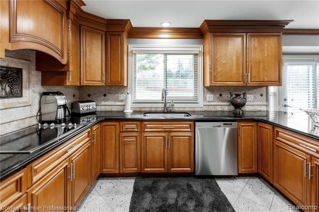548 Rolling Green Circle Rochester Hills, MI 48309 - Photo 6 of 65
