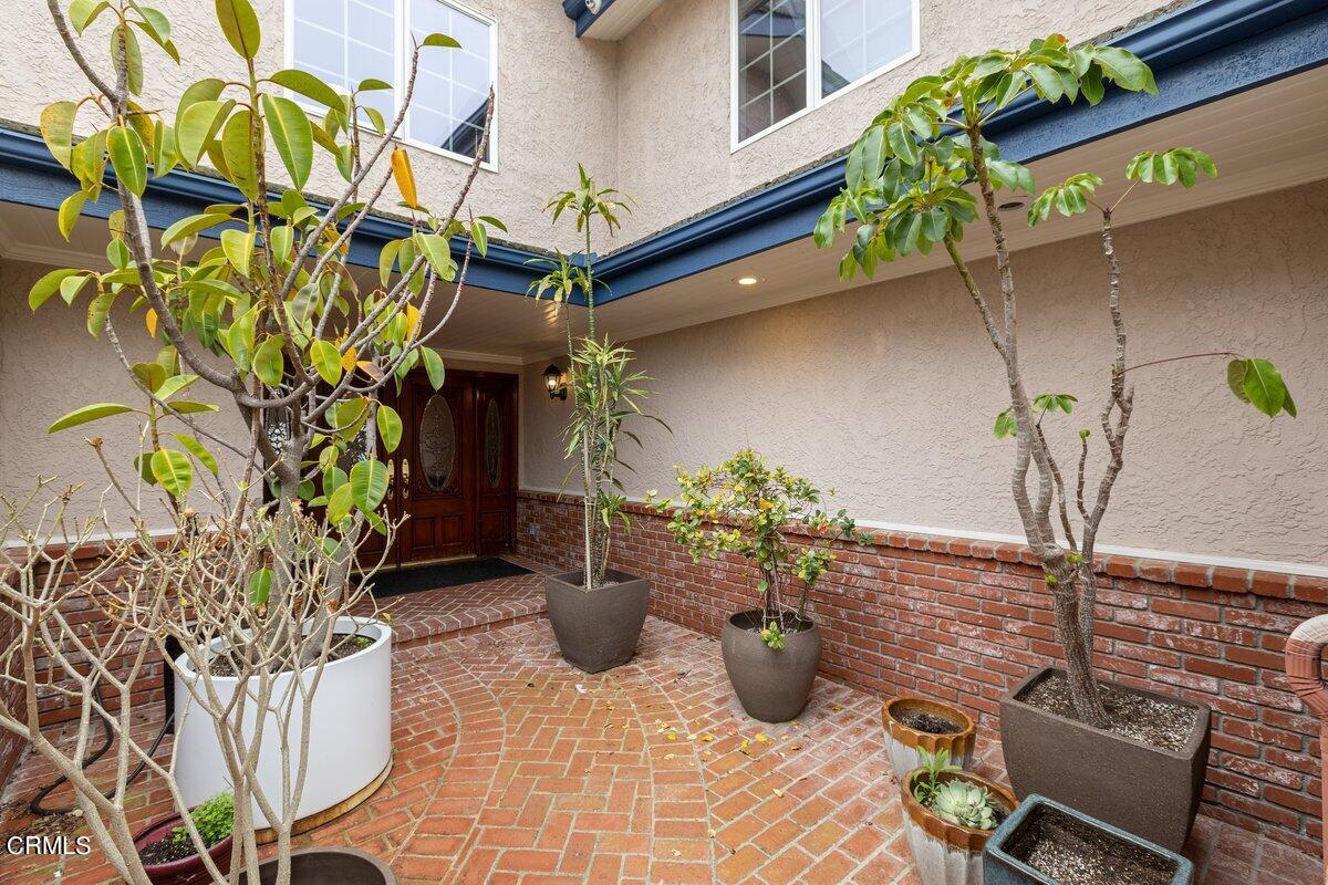 2131 Ravoli Drive Oxnard, CA 93035 - Photo 8 of 43 a vase of flowers sitting on a table