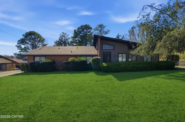 a view of a house with backyard and garden