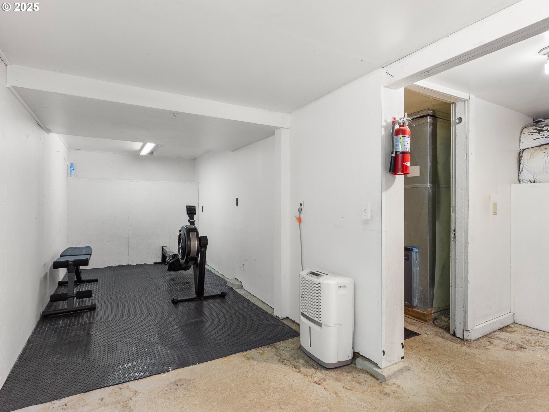 912 Northwest Fargo Street Camas, WA 98607 - Photo 28 of 44 a view of a hallway with workspace