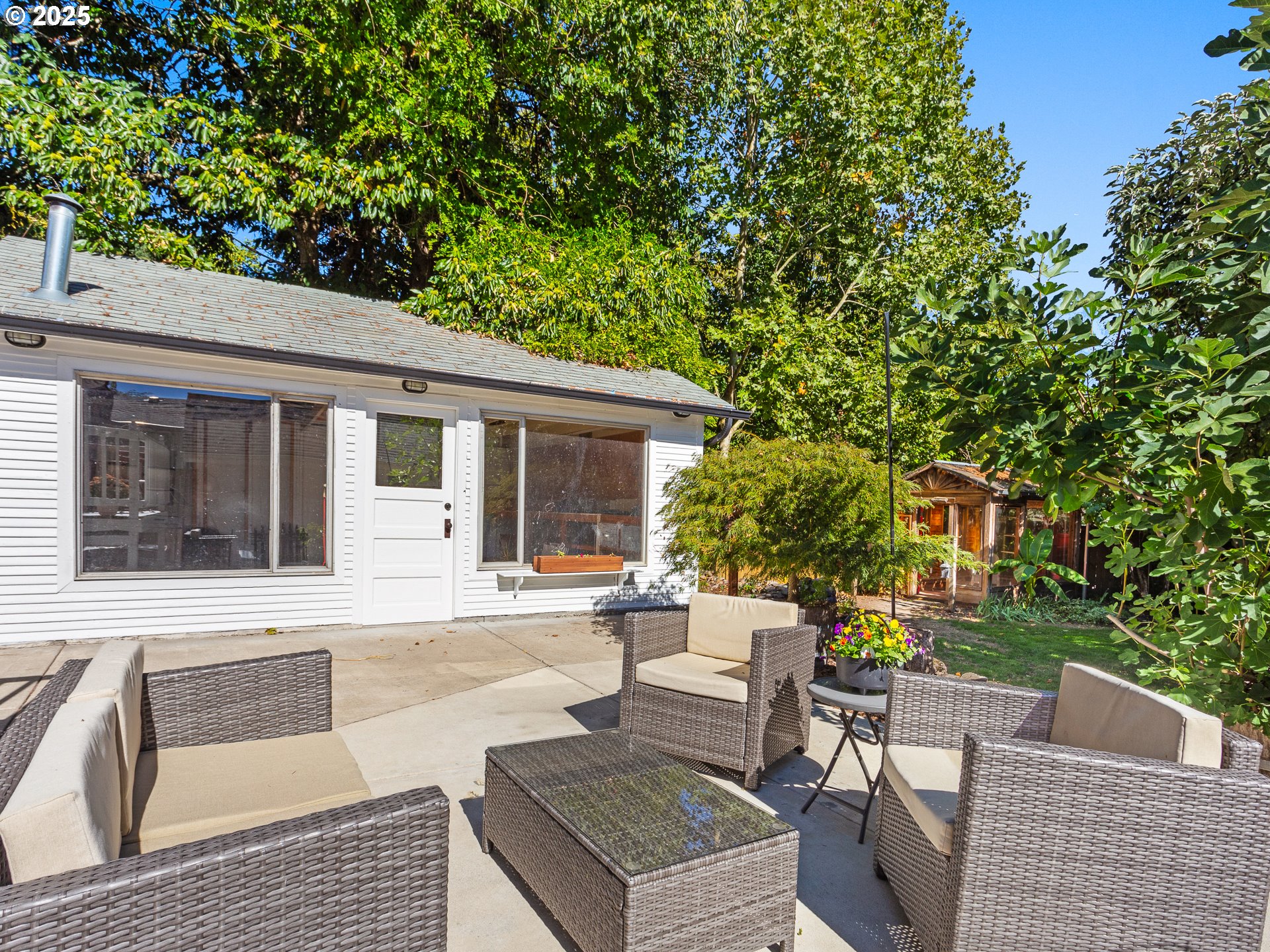 912 Northwest Fargo Street Camas, WA 98607 - Photo 31 of 44 front view of a house with a patio