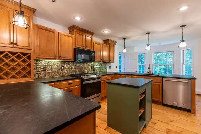 $775,000 | 258 Mending Walls Road, Manchester, VT 05254